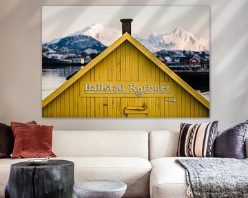 Dak van een geel houten huis in de Lofoten van Martijn Smeets
