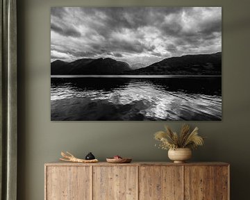 Schwarz-Weiß-Foto eines norwegischen Fjordes