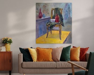 Stilleven met stoel, doek, fles en kom in het atelier van de kunstenaar. van Galerie Ringoot
