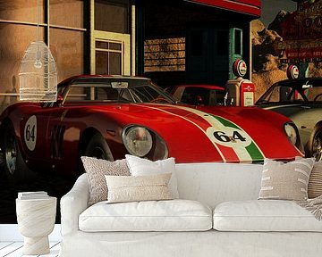 Ferrari 250 GTO uit 1964 bij een oud benzinestation