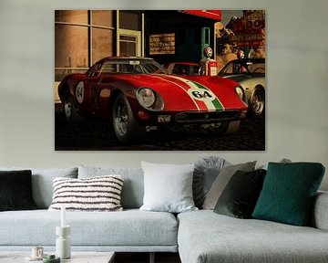 Ferrari 250 GTO uit 1964 bij een oud benzinestation