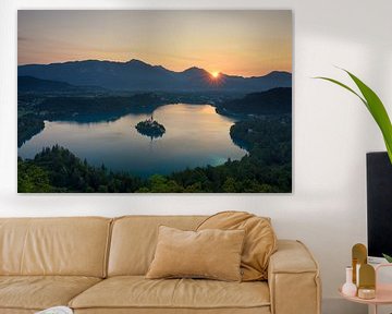Sonnenaufgang über dem Bleder See - Wunderschönes Slowenien von Rolf Schnepp