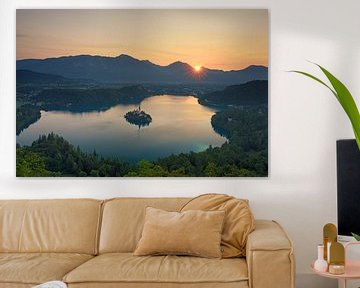 Sonnenaufgang über dem Bleder See - Wunderschönes Slowenien von Rolf Schnepp