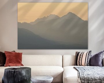 Silhouetten van bergen - toppen in het eerste licht van Rolf Schnepp