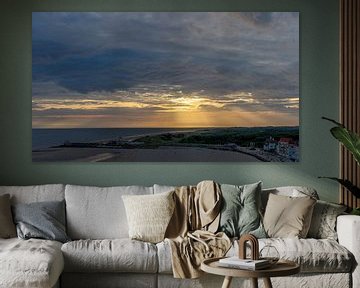 Des harpes solaires à travers les nuages sombres au-dessus de l'Escaut occidental. sur SchumacherFotografie