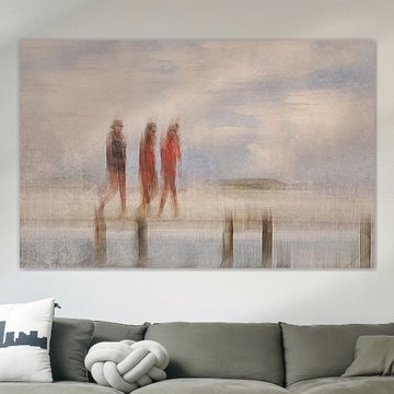 Een zomerse wandeling bij de zee met blauwe lucht en vrolijke wolken