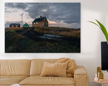 Afgelegen Groenlands dorp tegen de ondergaande zon van Martijn Smeets