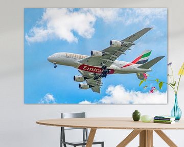 Vliegtuig Airbus A380-800 van Emirates vliegend in de lucht van Sjoerd van der Wal