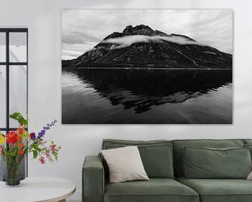 Zwart-wit beeld van een dramatische berg in Groenland