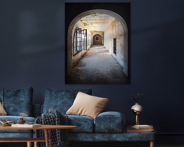 Korridor in einem verlassenen Kloster. von Roman Robroek