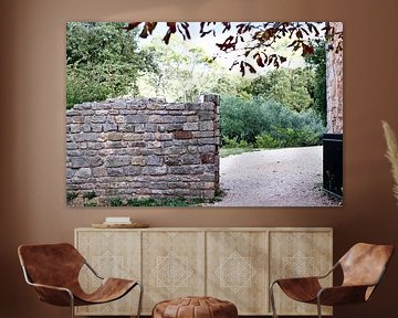 Stenen muur met toegangspoort van rene marcel originals