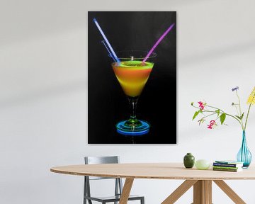 Cocktailglas met neonlicht van Jan Schneckenhaus