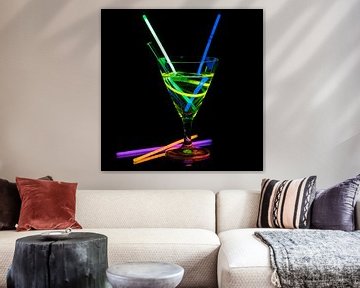 Verre à cocktail avec néon sur Jan Schneckenhaus