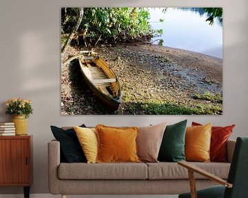 Verlaten kano aan de oever van de rivier in Suriname van rene marcel originals