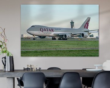 Take-off Boeing 747-8 Cargo van Qatar Airways.