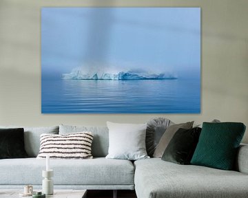 IJsberg in de mist in Disko Bay, Groenland