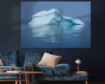 Iceberg dans la mer miroitante de Disko Bay, Groenland. sur Martijn Smeets