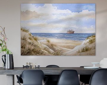Strand und Dünen auf der niederländischen Insel Texel mit Blick auf das Meer und ein Frachtschiff.