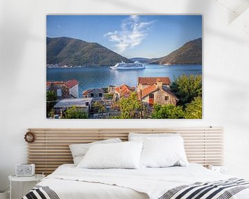 Cruiseschip in de Baai van Kotor (Montenegro) van t.ART