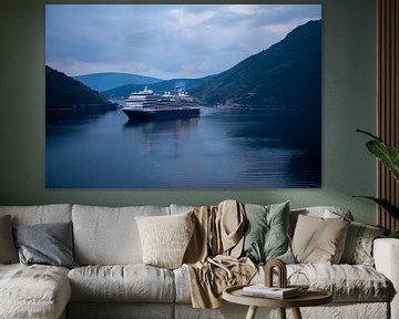 Bateau de croisière au lever du soleil dans la baie de Kotor (Monténégro) sur t.ART