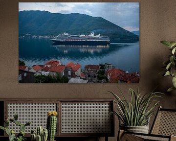 Cruiseschip bij zonsopgang in de Baai van Kotor (Montenegro) van t.ART