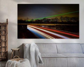 Lumière laser au-dessus de l'autoroute. Photo à longue exposition