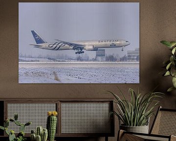 KLM Boeing 777-300 landt op winters Schiphol. van Jaap van den Berg