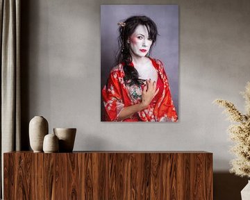 Mooie vrouw in rode kimono van Gé Klein Wolterink