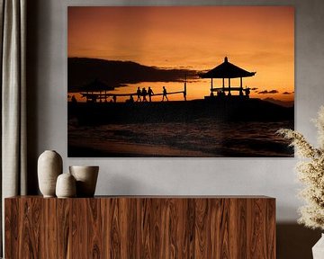 Traditioneel strandhuisje tijdens zonsopkomst in Sanur Beach in Bali, Indonesië.
