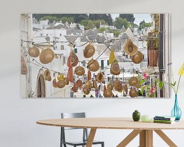 Zomerse rieten hoedjes aan lijnen in Alberobello, Puglia van Bianca ter Riet