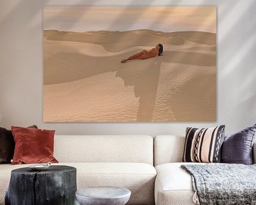 Vrouwelijk naakt in de woestijn van Arjen Roos