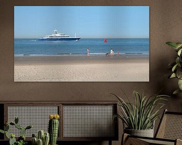 Een blauw jacht vaart over de Westerschelde van Tom Haak