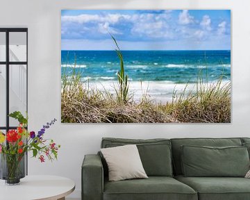 Vue sur la mer agitée par-dessus la dune et l'herbe des dunes sur Stefan Kreisköther