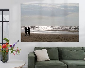 Ein Spaziergang am Strand bei Sonnenuntergang.