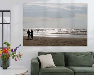 Een wandeling over het strand bij ondergaande zon. van Rob Pijnenburg