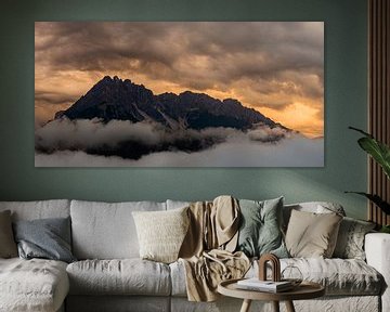 Donderwolken tijdens zonsondergang in de bergen | Oostenrijk, Zwitersland, Italie