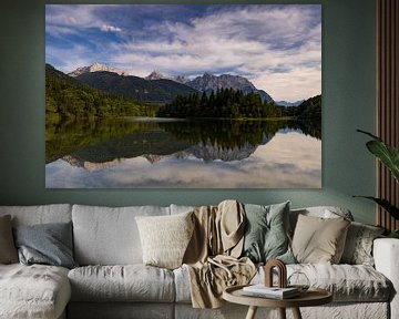 Ambiance du soir sur le lac de barrage de l'Isar avec les montagnes du Karwendel