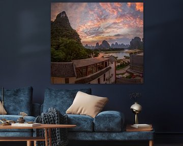 Kleurrijke Zonsondergang boven het karst gebergte en de Li rivier Xingping, Yangshuo (China) van Gregory Michiels Photography