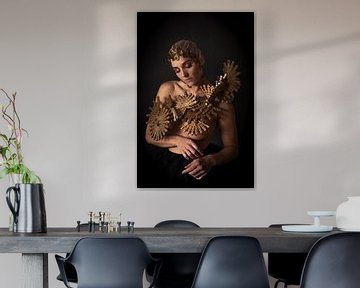 Woman with golden art object van GØNNIE photography and styling