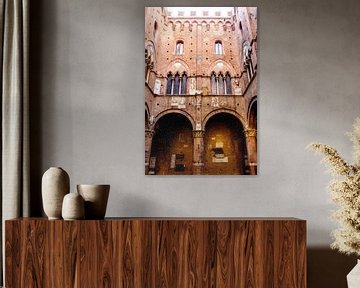 Binnenplaats van Palazzo Pubblico, het Gotische stadhuis van Siena, Toscane, Italie, Europa van WorldWidePhotoWeb