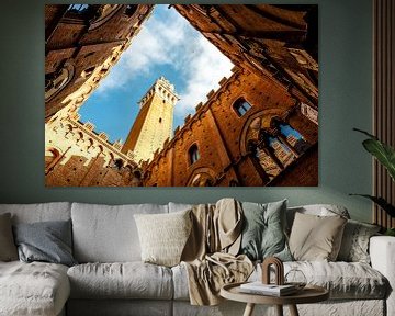 Binnenplaats en klokkentoren van Palazzo Pubblico, het Gotische stadhuis van Siena, Toscane, Italie, van WorldWidePhotoWeb