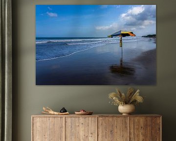 Parasol op het strand van Kuta Beach in Bali van Rene Siebring