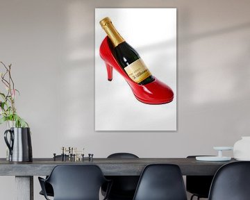 Champagnerflasche  in einem roten High Heel von Jan Schneckenhaus