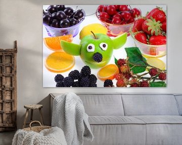 Grappige appel Yoda met decoratief fruit van Jan Schneckenhaus