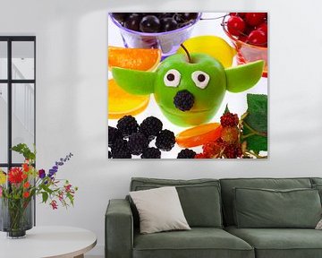 Grappige appel Yoda met decoratief fruit van Jan Schneckenhaus