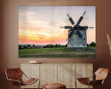 Ancien moulin à vent en pierre et en bois au coucher du soleil sur Fotos by Jan Wehnert