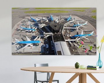 Große KLM-Maschine am Flugsteig in Schiphol