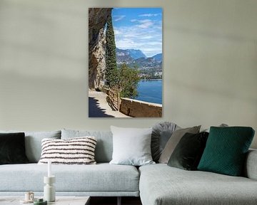 Uitzicht op Riva del Garda vanaf de Ponale weg van t.ART