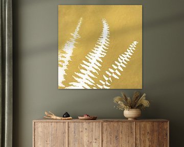 Weiße Farnblätter auf goldenem Hintergrund. Botanische Kunst von Dina Dankers