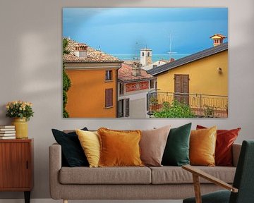 Uitzicht over de kleurrijke huizen van Desenzano naar het Gardameer van t.ART